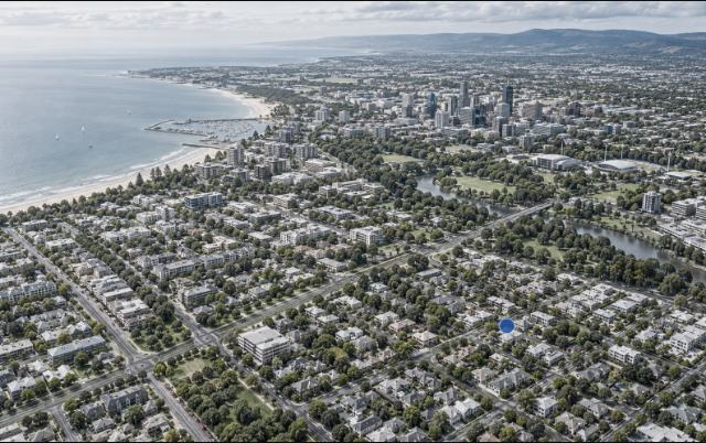 以冷灰色调呈现的南澳城市、海岸与道路空间关系鸟瞰图